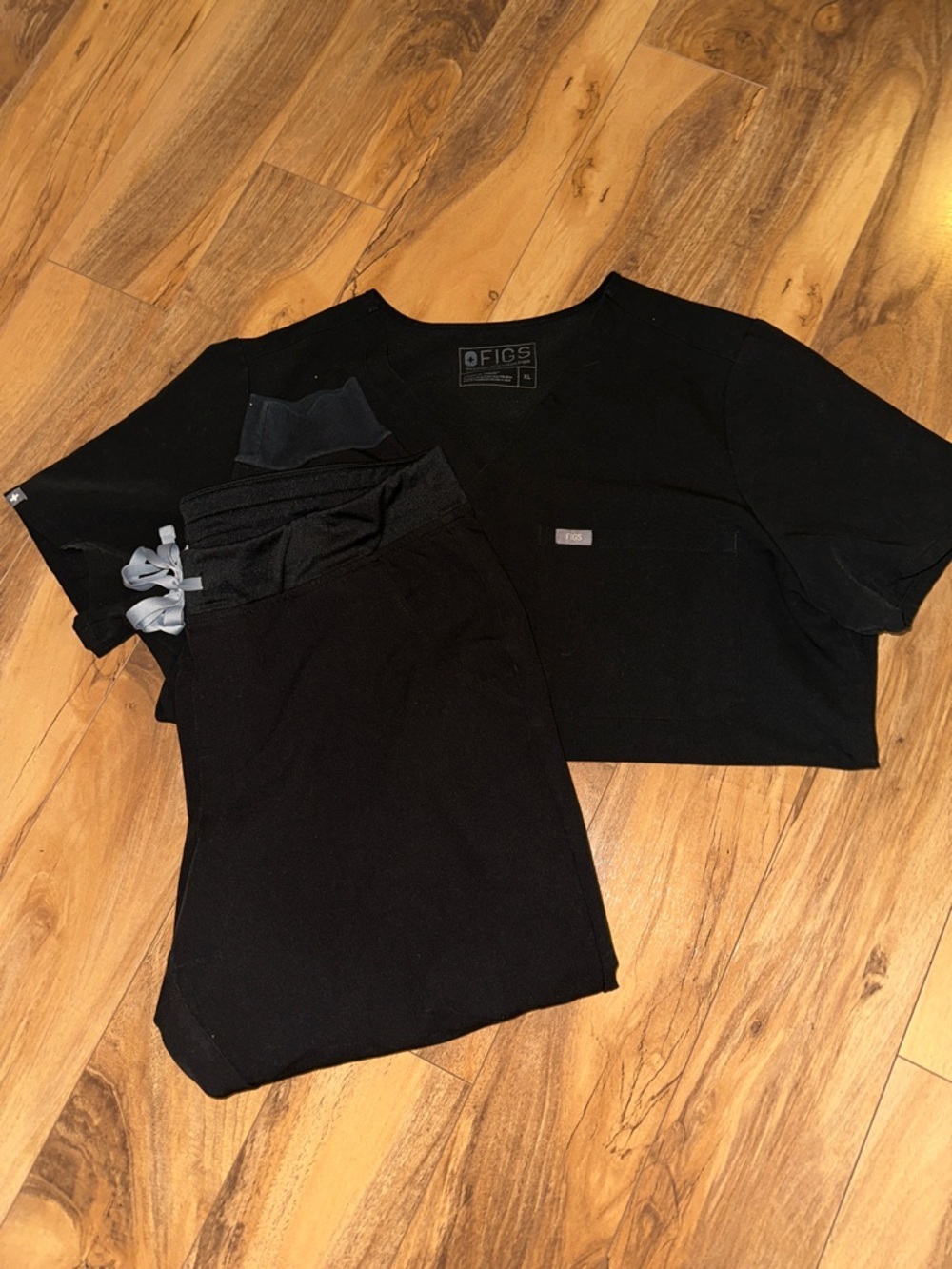 FIGS black jogger scrub set